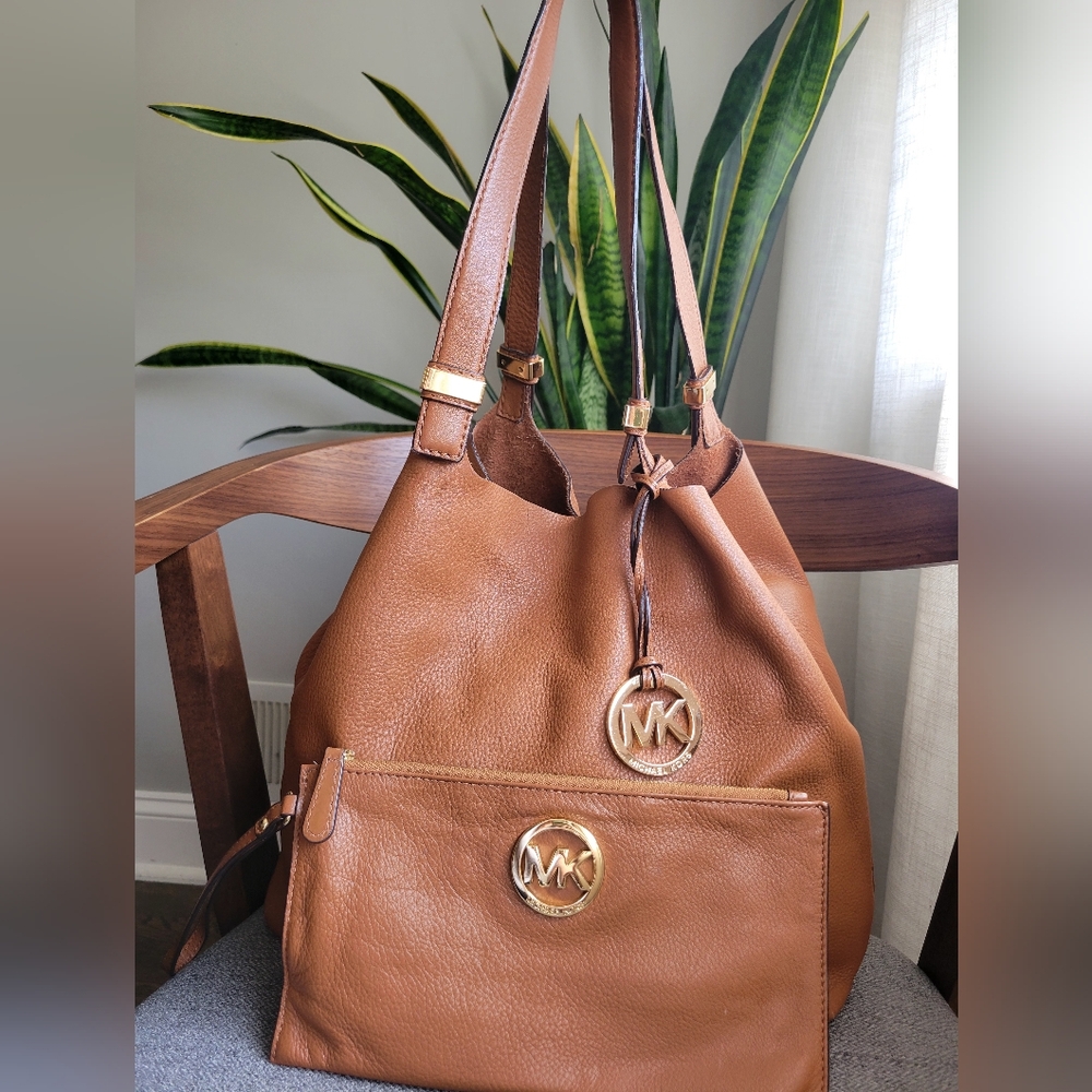 🌿 Michael Kors Cognac Reversible Pebble Leather/suade bag with pouch - Picture 2 of 15